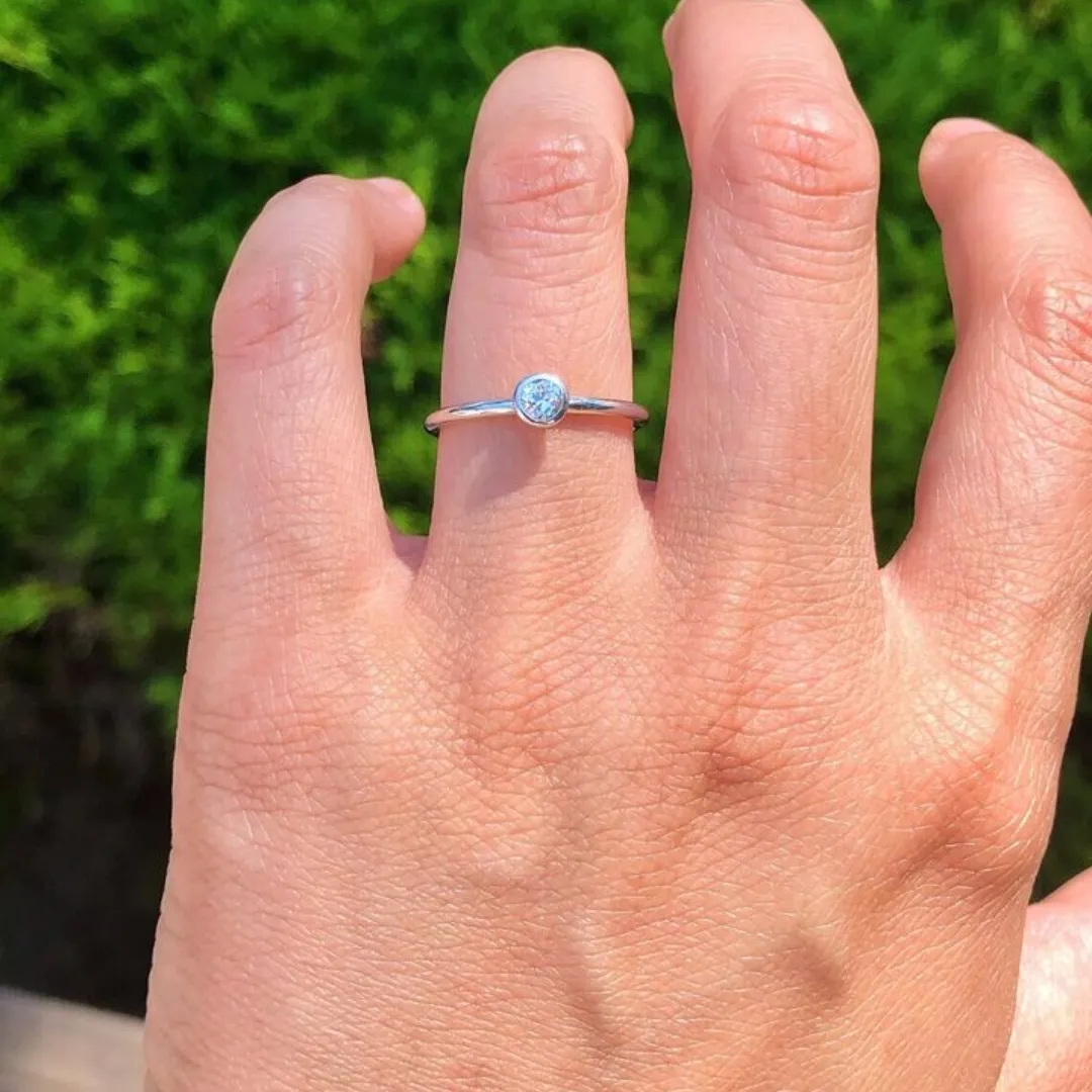 /public/photos/live/Delicate Round Moissanite Edge Solitaire Diamond Ring 740 (2).webp